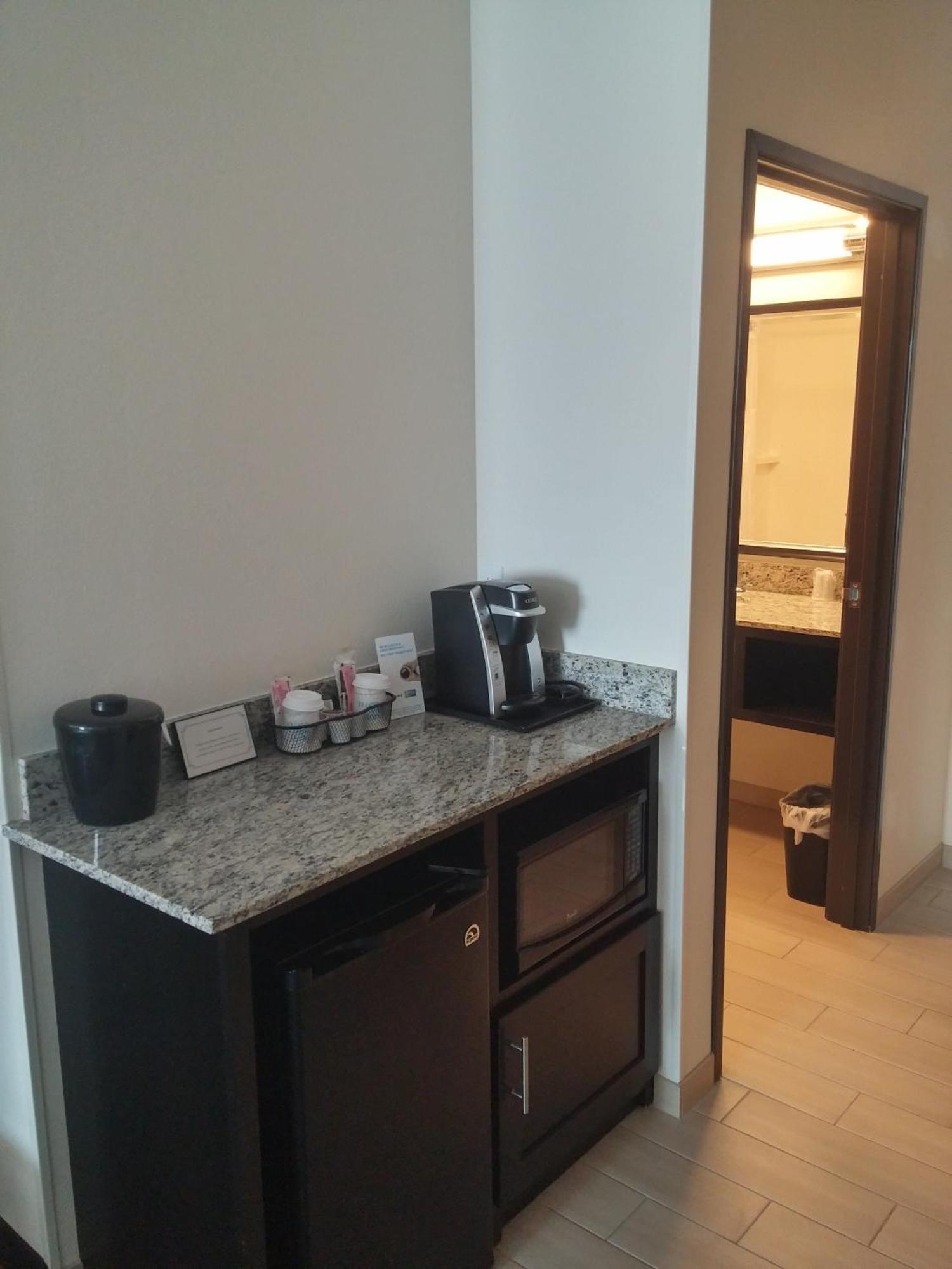 Standard Queen Room with Two Queen Beds and Mobility Accessible Tub