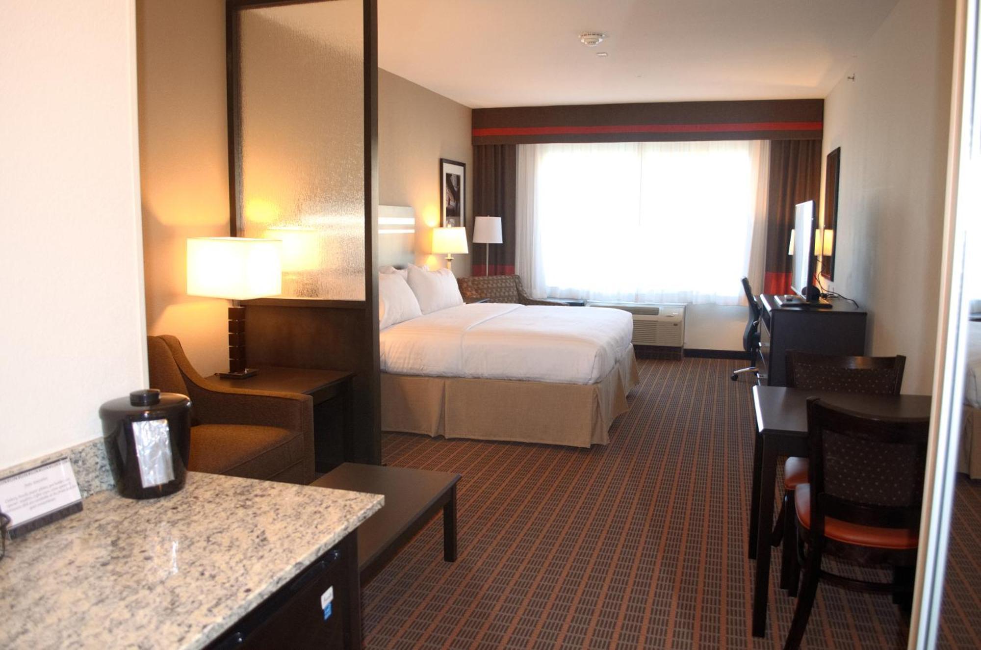 Suite - Hearing Accessible - Non-Smoking